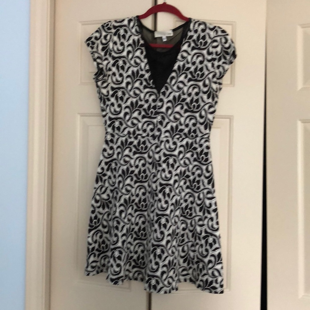 Ladies cute black/white dress.